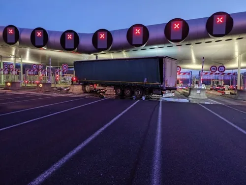 Un camion s’encastre dans le péage : huit voies bloquées à...